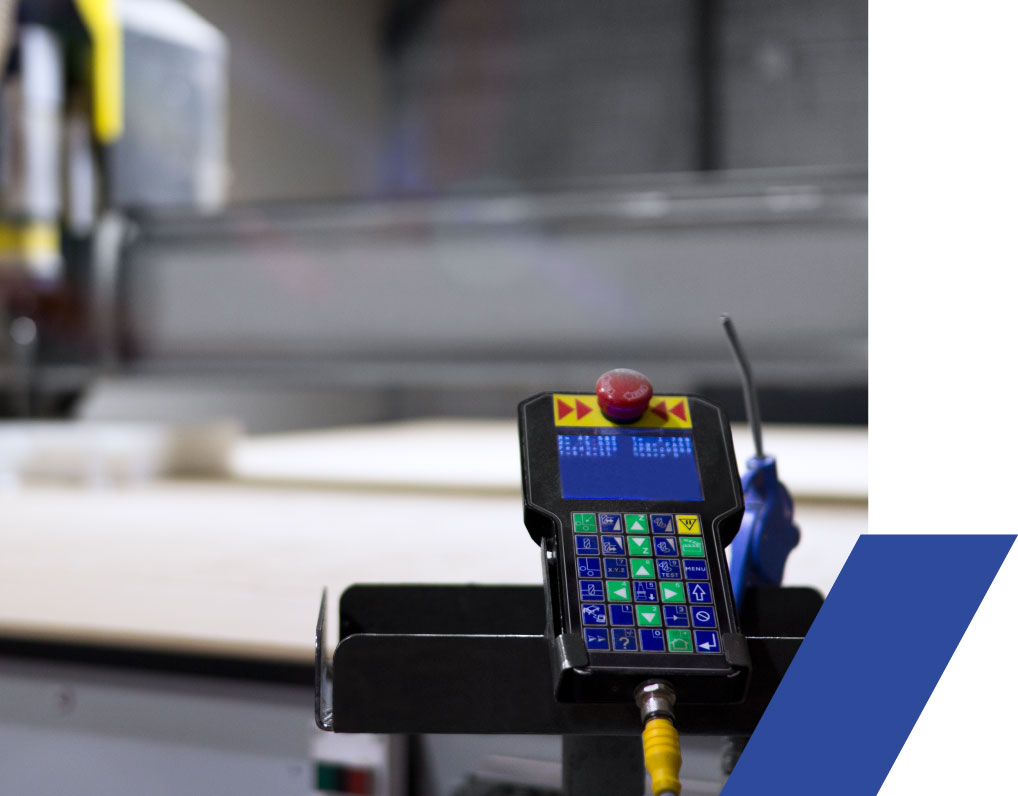 Console de commande d'une machine de découpe CNC dans l'atelier d'AX-Découpe
